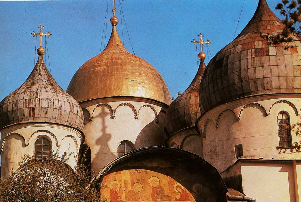 Зодчество 13 14 век. 6 Куполов собора св. Софии в Новгороде. Крестово купольный храм Новгород.
