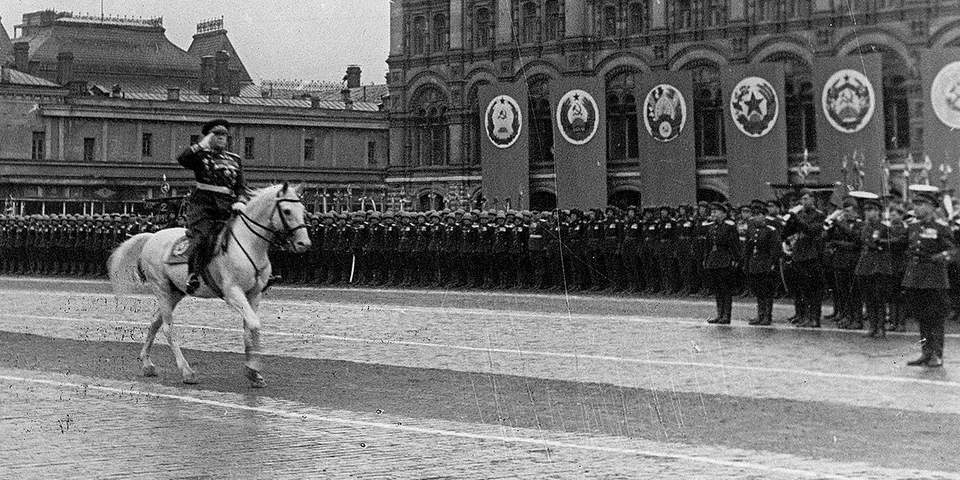 Жуков на параде победы 1945 фото