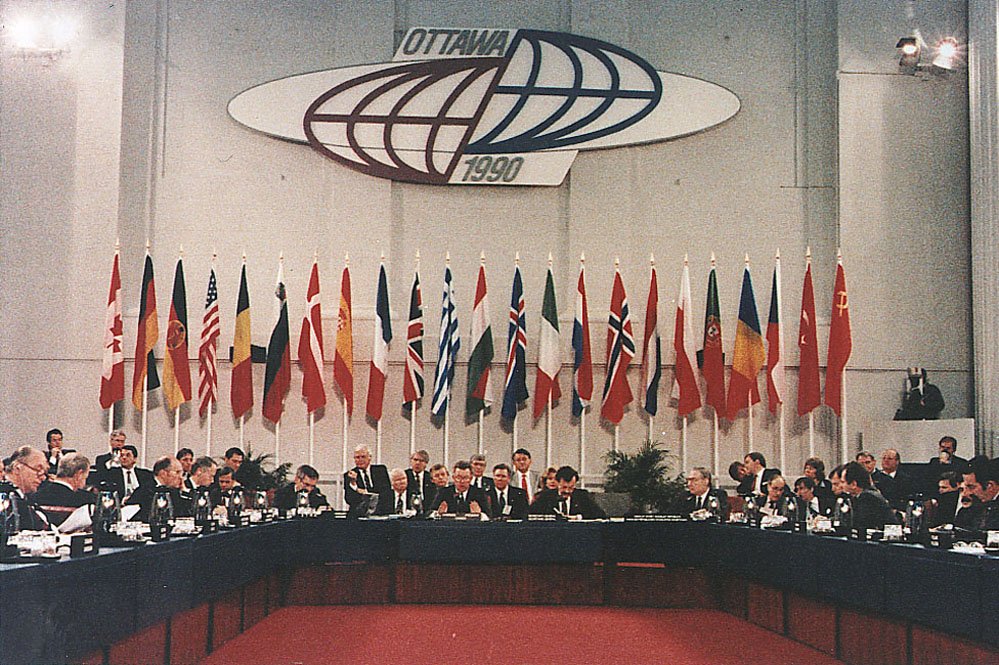 Создание совета экономической взаимопомощи год. НАТО 1955 участники. Образование НАТО 1949. Варшавский договор и НАТО 1990. 14 Мая 1955 Варшавский договор.