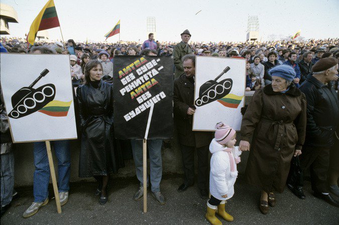 Против прибалтики. Митинги против СССР В Прибалтике в 1991. Демонстрация против независимости Литвы.1991г. Литва независимость 1990. Независимость Латвии 1991.