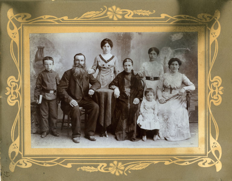 Семья петра. Родственники Петра. Петр 1 и его семья фото. Семейное фото Петра первого.